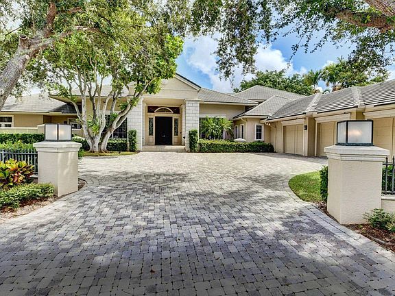 Home For Sale In Woodfield Country Club