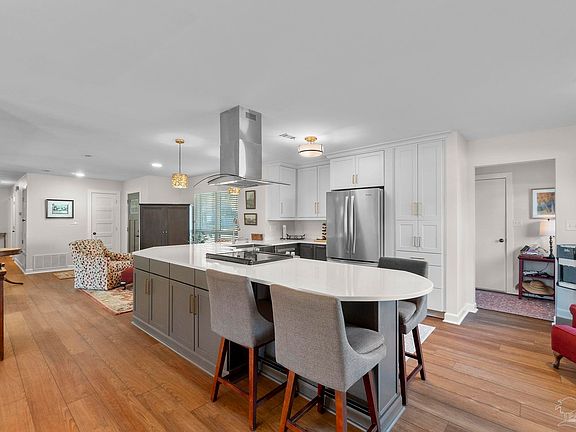3rd image of 3101 Oxford Cir