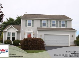 3371 Autumn Wood Dr, Macedon, NY 14502