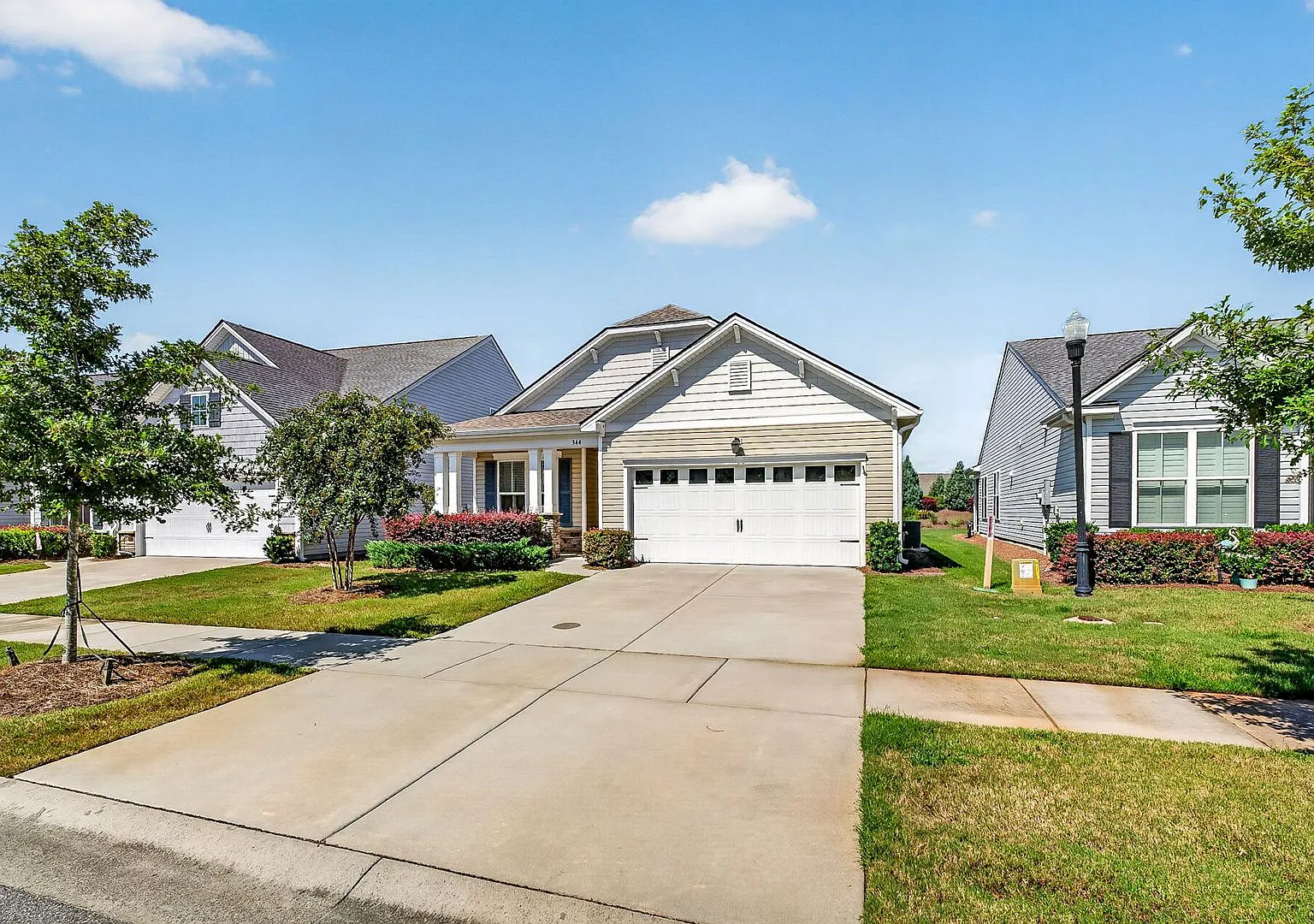 Spacious Summerville Home — Photo 2