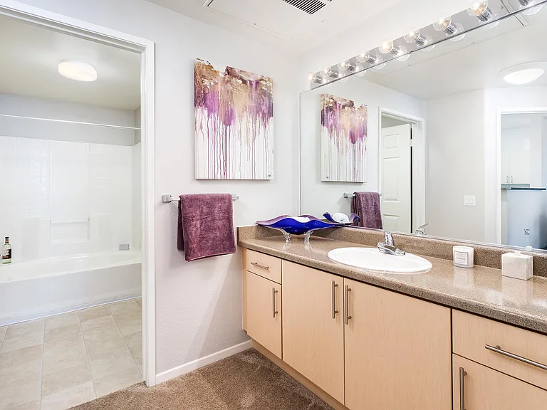 La Jolla Crossroads Apartments — Photo 32
