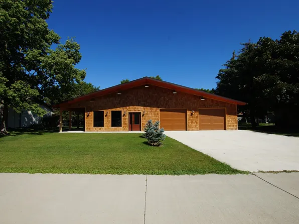 413 15th Ave NE, Aberdeen, SD 57401