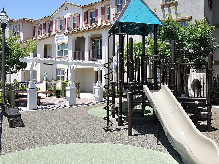 714 N Capitol Ave — Photo 23