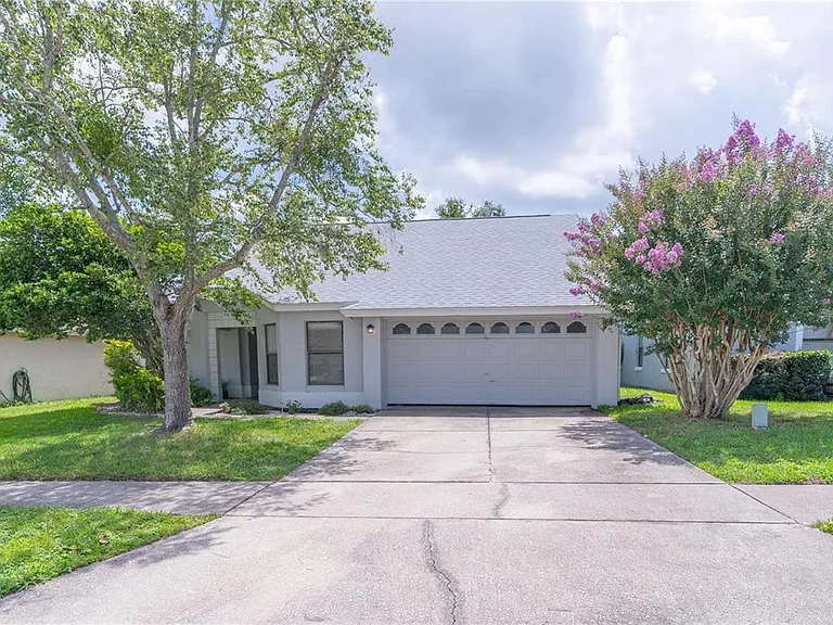 660 Holbrook Cir — Photo 1