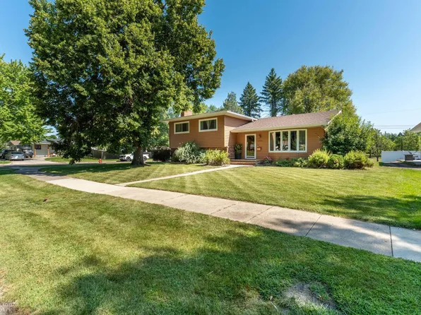 2925 Edgewood Dr N, Fargo, ND 58102