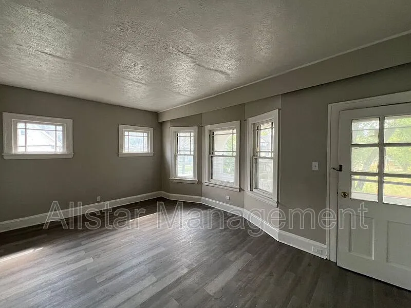 3 bed, 1.0 bath, 900 sqft, $900 — Photo 4