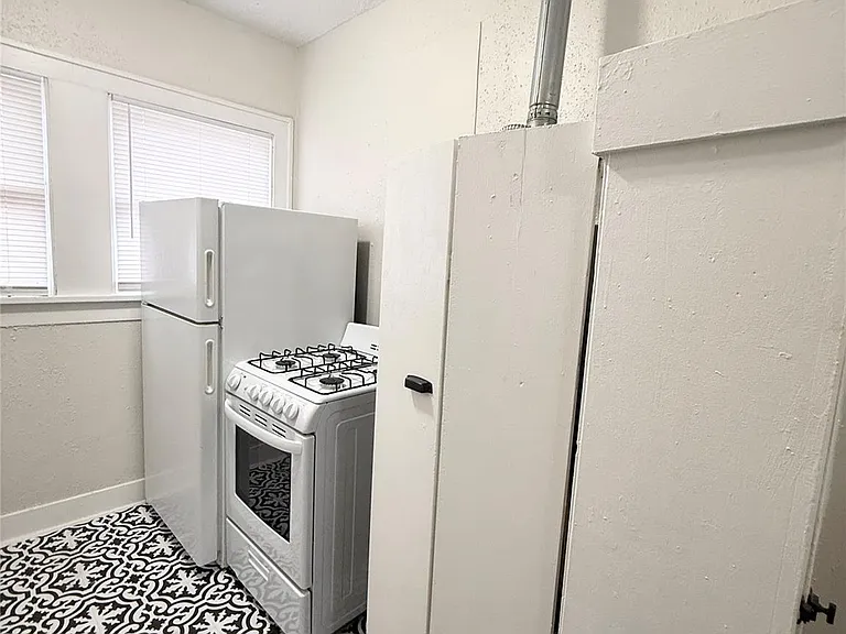 1136 Berthea St #11 — Photo 11