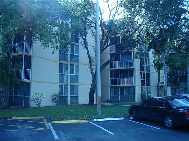 Nice 2/2 condo in the exclusive Country Club area.