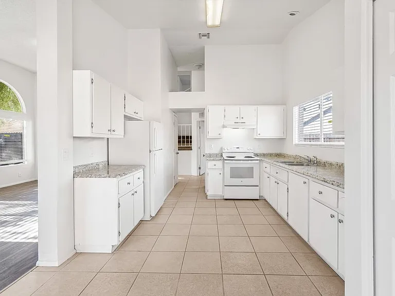 7209 S Avenida Del Nopal — Photo 7