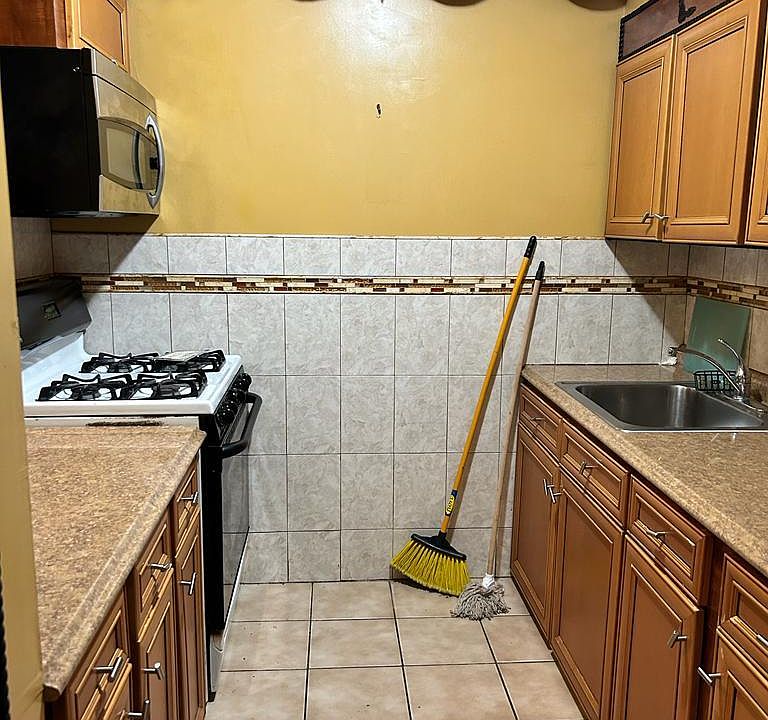 2nd image of 1833 Anthony Ave Floor 1