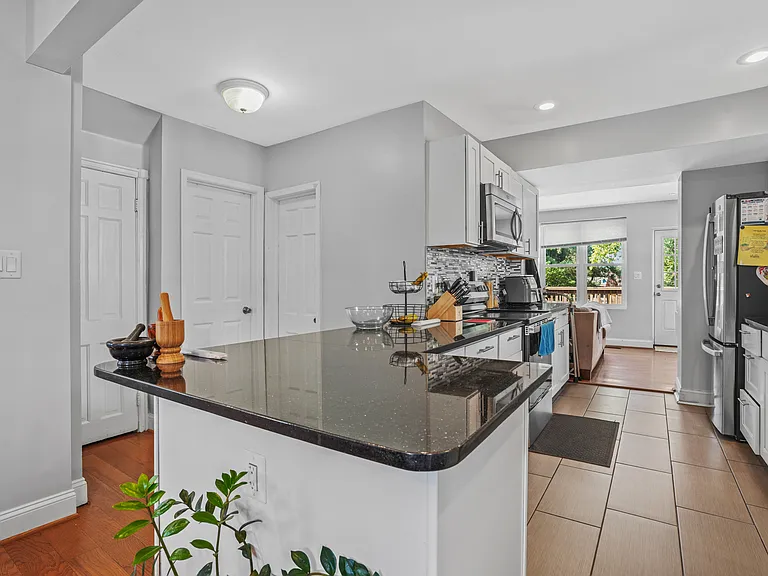310 Maryland Ave — Photo 10