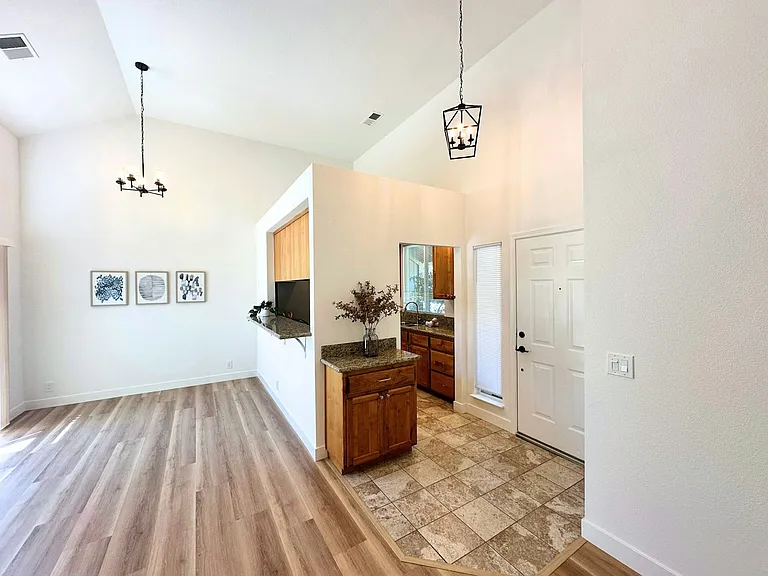 1661 La Paloma Ct — Photo 4