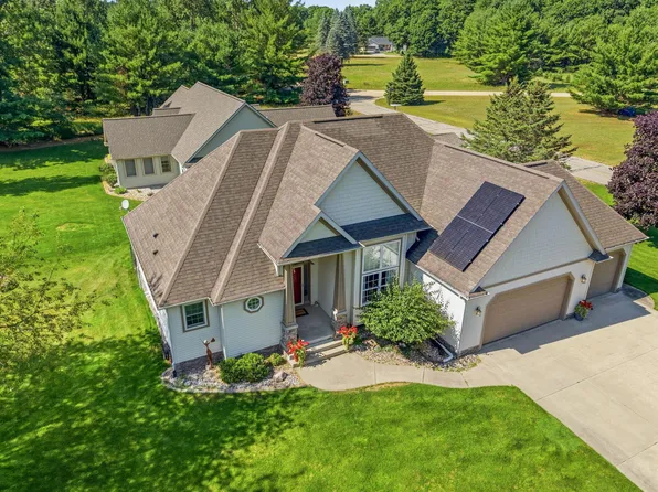 7737 Carriage Ln, Stanwood, MI 49346