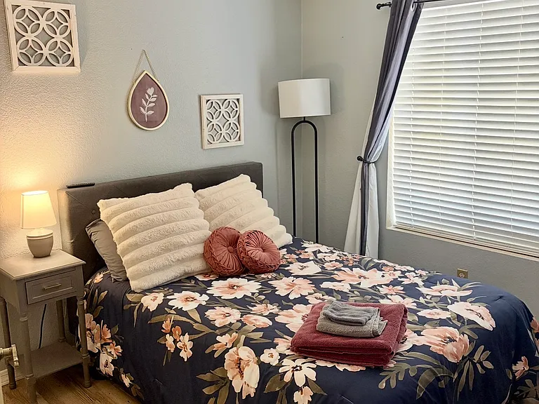 Guest room 1 (full bed)
