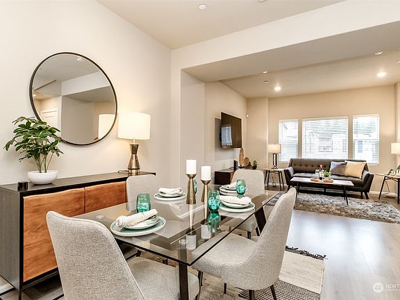 Dining Room>