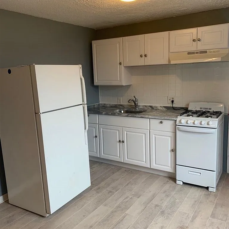1 bed, 1.0 bath, 500 sqft, $1,800 — Photo 3