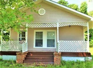 415 S Smith St, Burgaw, NC 28425