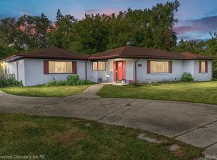 19156 Old Homestead Dr, Harper Woods, MI 48225