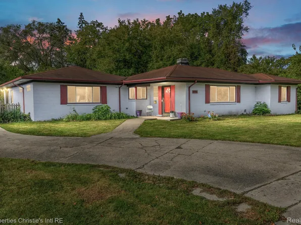 19156 Old Homestead Dr, Harper Woods, MI 48225