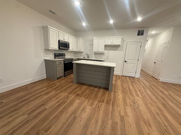 4th image of 905 E 10th St