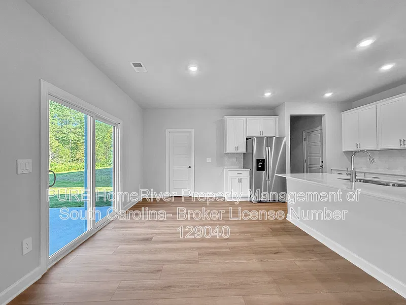 4 bed, 2.5 bath, 2345 sqft, $2,155 — Photo 3