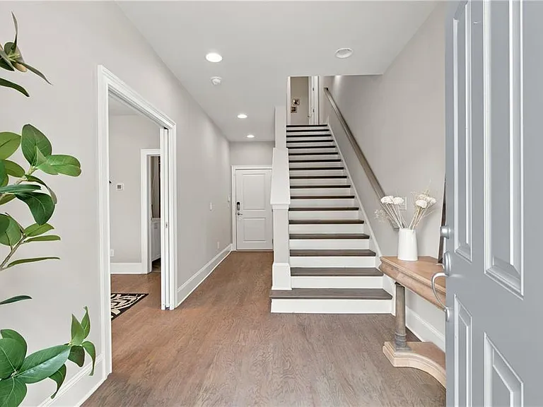 140 Clover Ct — Photo 3