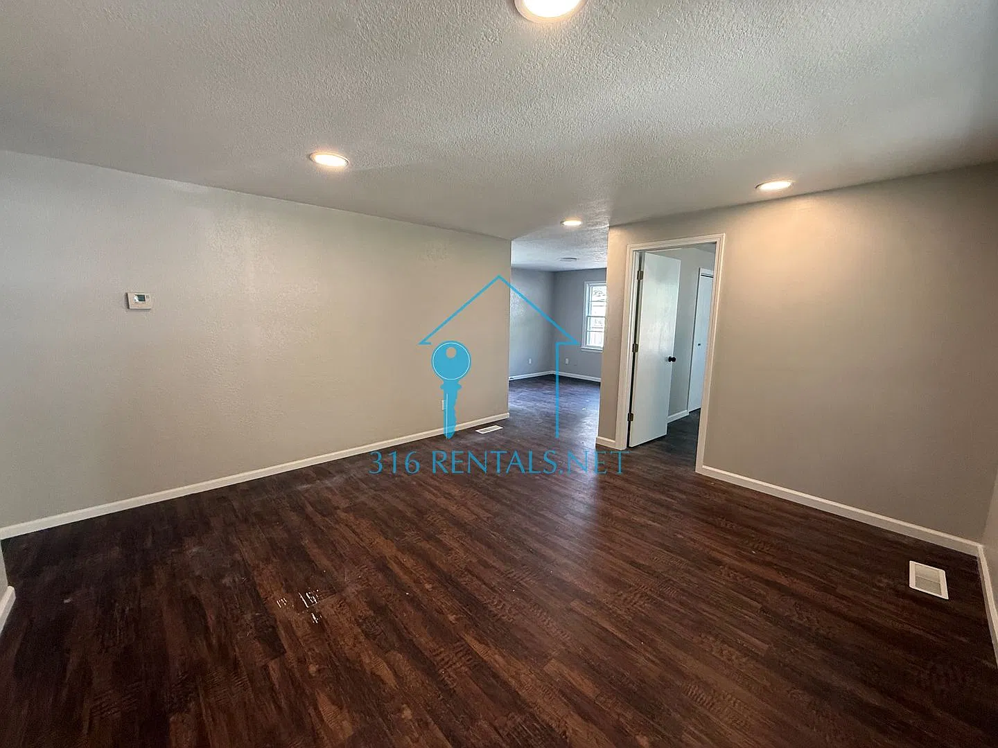 $1100 - 3 bedroom / 1 bathroom - Single Family Home — Photo 2