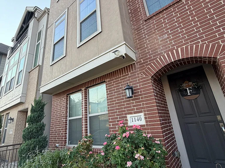 1140 Manacor Ln — Photo 3