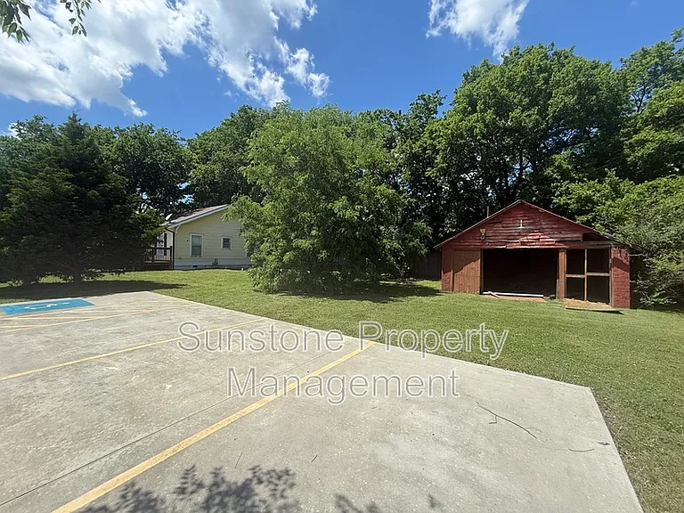 103 W 3rd St — Photo 4