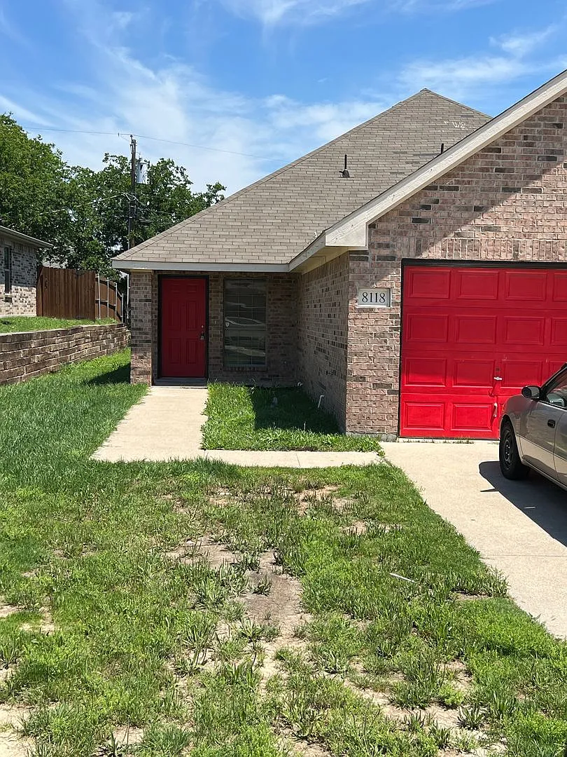 Move in Ready - 3 bedroom 2 bath 1 car garage — Photo 1
