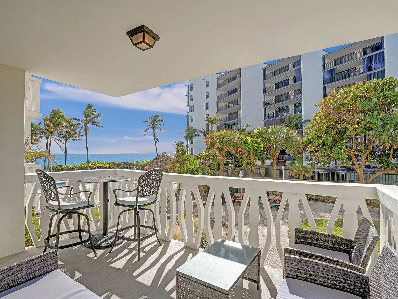 2 bed, 2.0 bath, 947 sqft, $5,800 — Photo 2