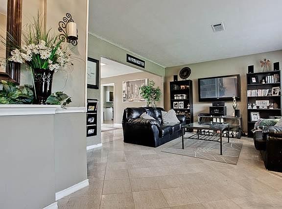 3rd image of 2926 Maydelle Ln