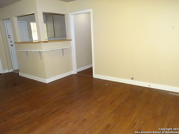 4th image of 521 Walton Ave