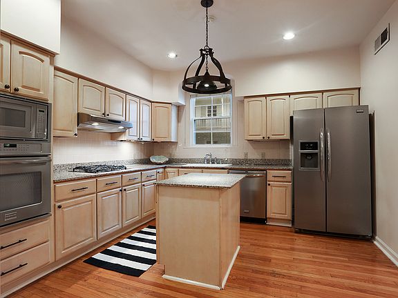 5th image of 18 Maryland Dr