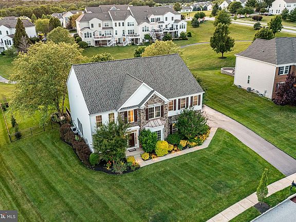 3rd image of 122 Bolero Dr