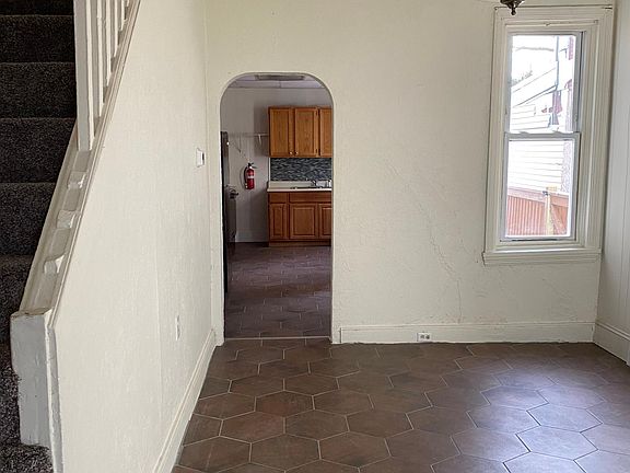 Tiled entry way into the living room and dinning room