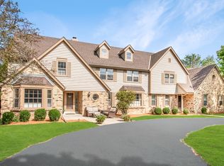 8620 N Dean Cir, River Hills, WI 53217