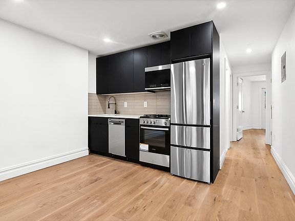 3rd image of 816 Lafayette Ave