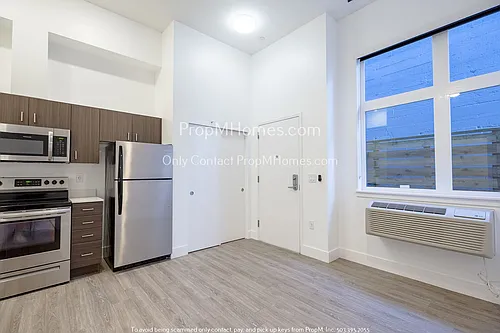 Updated Studio in the Heart of SE Portland - No Deposit! Photo 1