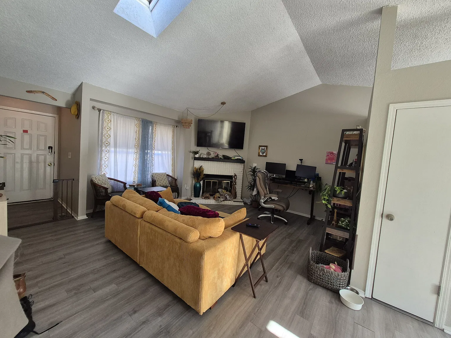 2 bed, 945 sqft, $2,000 — Photo 2