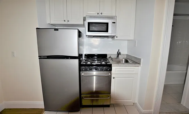 Rented by Manhattan Realty Group | media 22