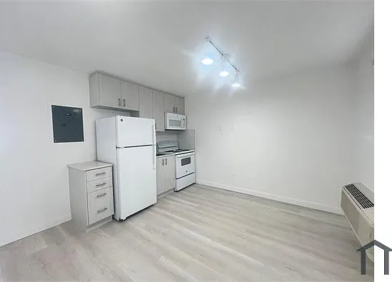 Studio, $1,302 — Photo 3