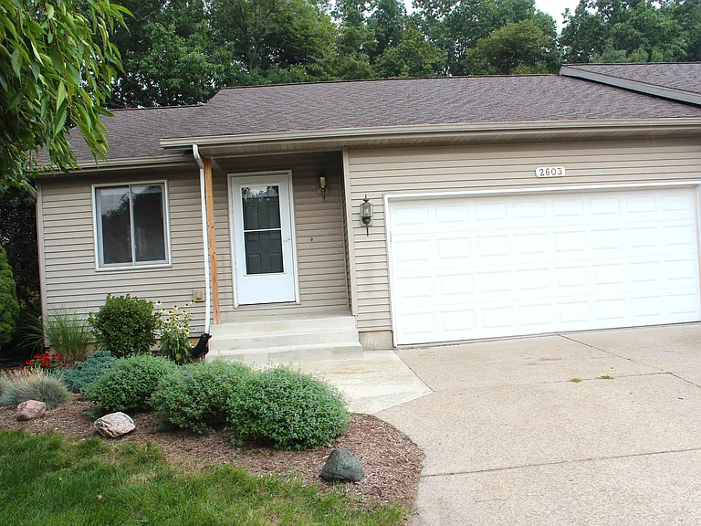 2603 Briarwood Ct SE — Photo 2
