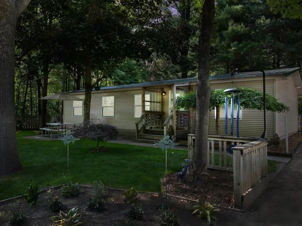 10764 White Pine Rd, Interlochen, MI 49643
