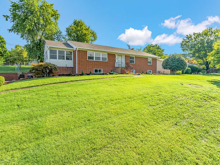 217 Buckingham Dr — Photo 4