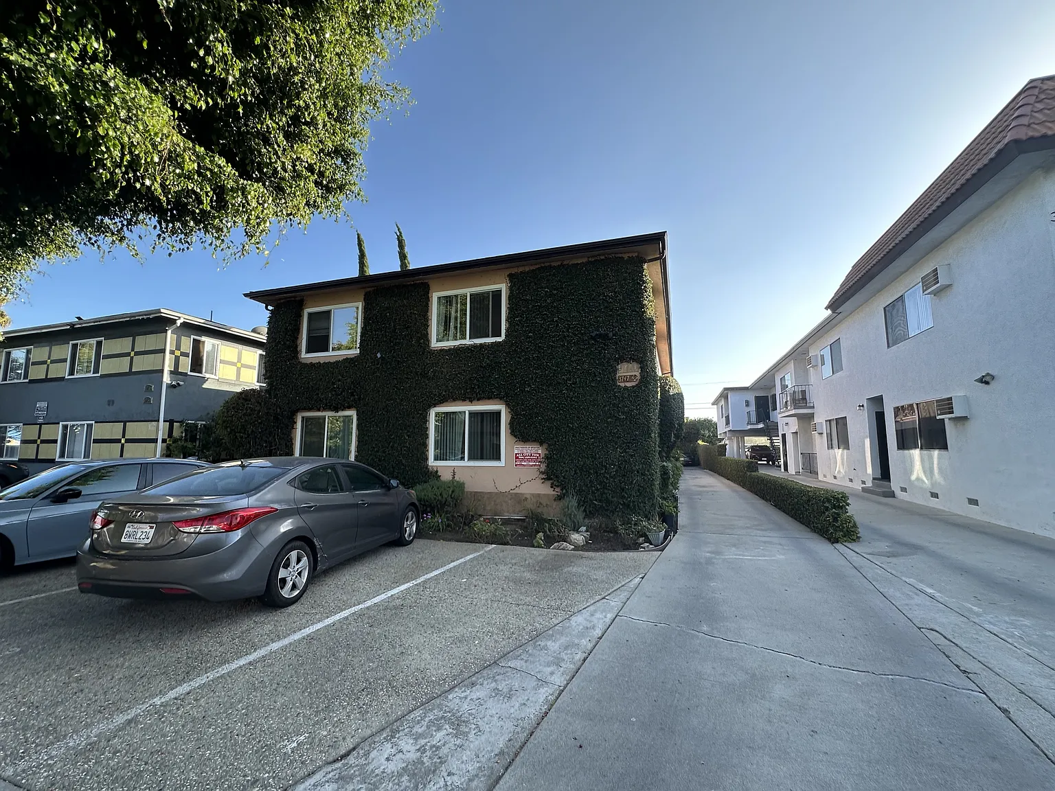 3 bed, 1300 sqft, $3,300 — Photo 2
