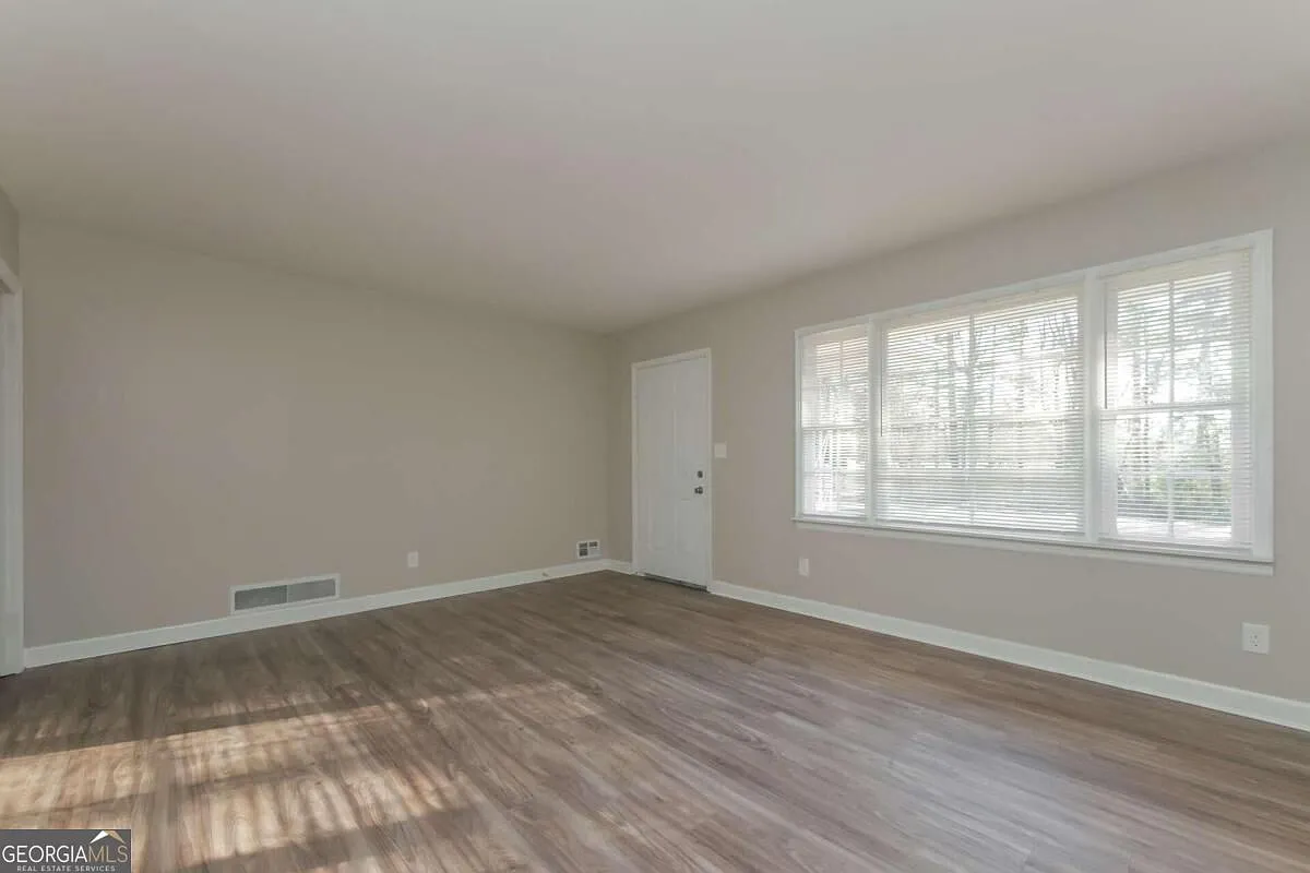 3 bed, 1.5 bath, 1847 sqft, $2,300 — Photo 3