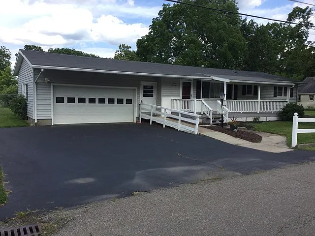 1100 Country Ln photo 1