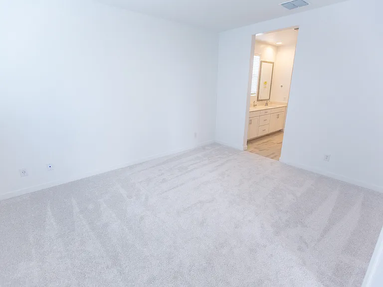 2243 E Ridgewood Ln — Photo 32