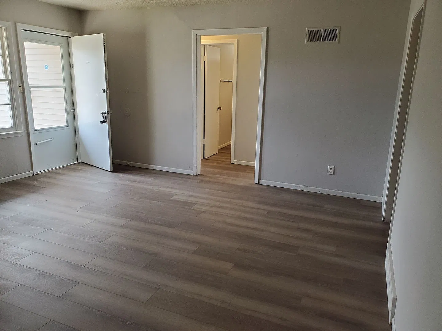 Nice 2 bedroom 1 bath 1/2 duplex! — Photo 3